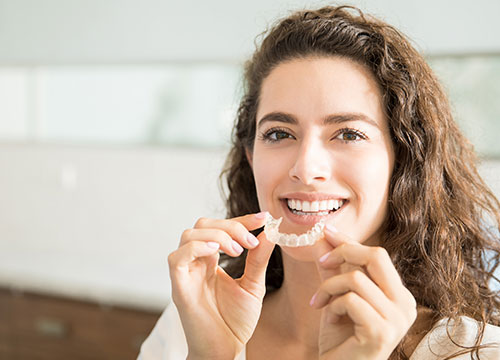 鋼牙鐵嘴”影響外形樣貌，你知道無托槽隱形矯正嗎？