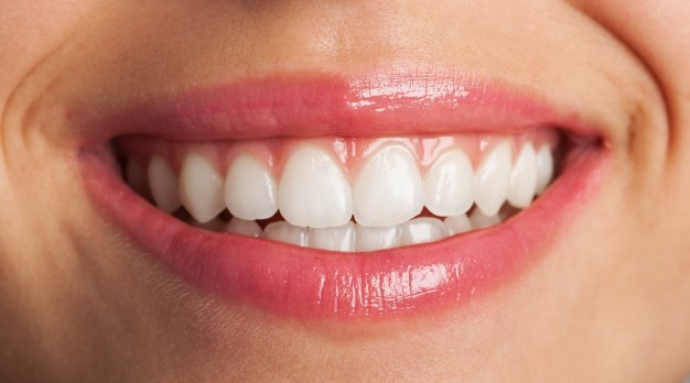 牙齒矯正後發現臉不對稱，該怎麽補救？
